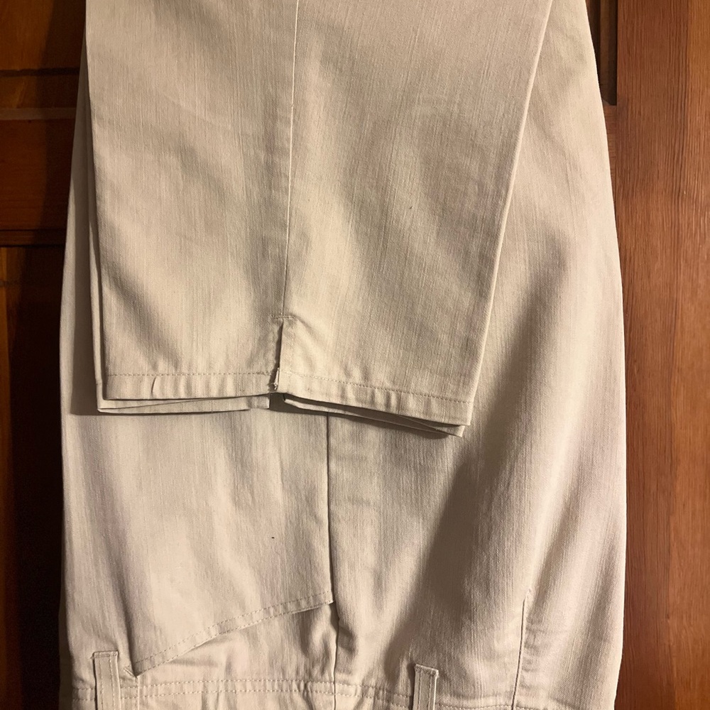 Gloria Vanderbilt Women's Cream Capris, like new
